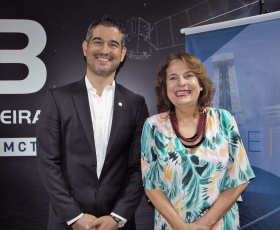 Reitora e pesquisadores da UnB recebem homenagem da Agência Espacial Brasileira. Foto: Beto Monteiro/Ascom UnB. 10/02/2023